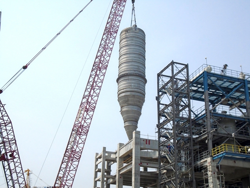 北京工程公司延能化項目高密度聚乙烯裝置大件設(shè)備完成吊裝.jpg